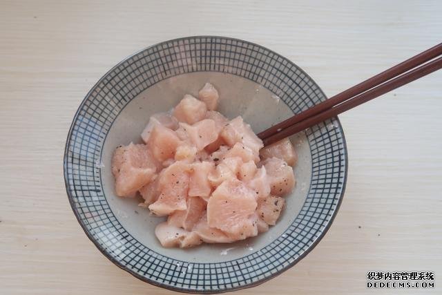 芝士控不可錯過的番茄雞肉焗飯，無敵拉絲