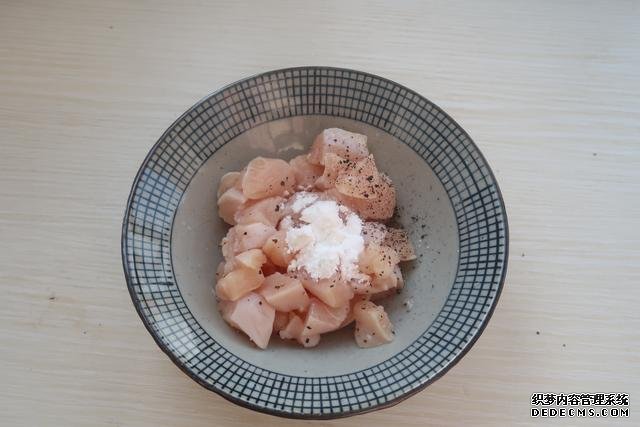 芝士控不可錯過的番茄雞肉焗飯，無敵拉絲