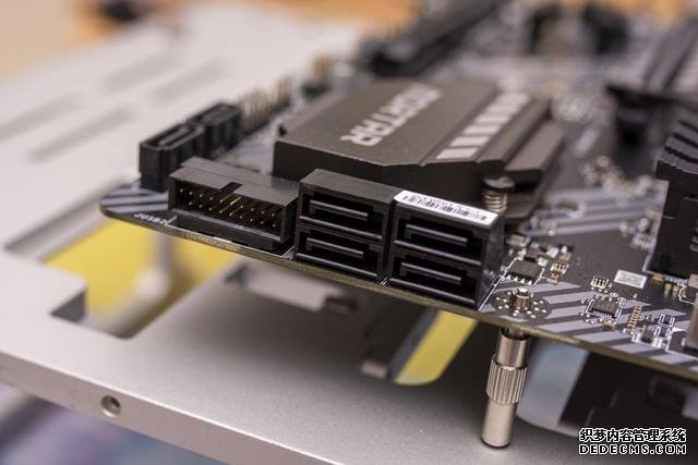 升級PCI-E 4.0，支持雙顯卡，微星B550M迫擊炮開箱