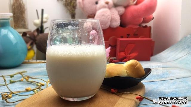 全脂、低脂、脫脂牛奶，應(yīng)該怎么選？4個知識點(diǎn)，教你正確喝牛奶